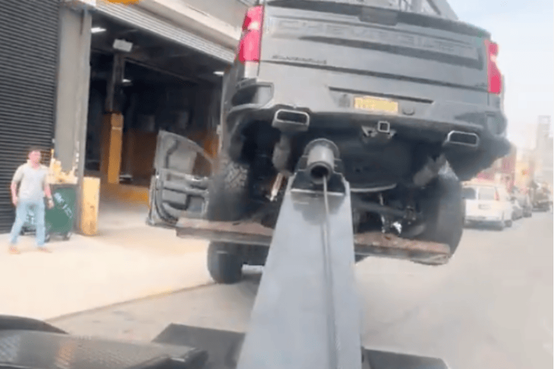 Driver Speeds off in Tow Truck With His Vehicle Attached in Video