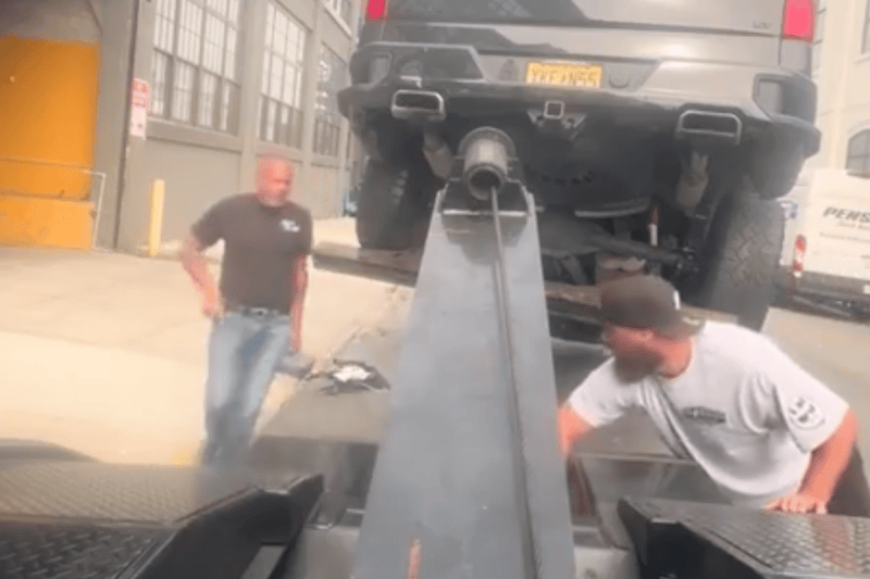 Driver Speeds off in Tow Truck With His Vehicle Attached in Video