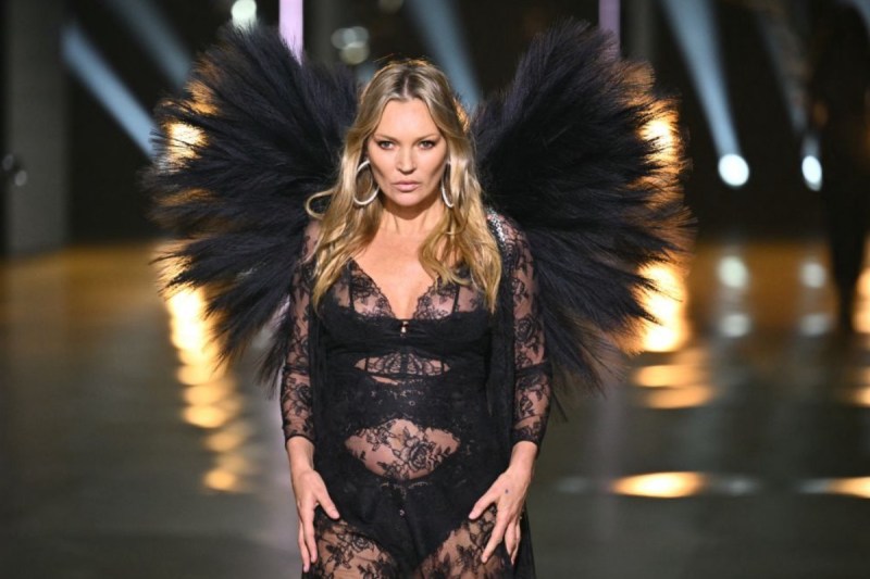 kate-moss-rocks-black-lace-in-stunning-victorias-secret-fashion-show-debut
