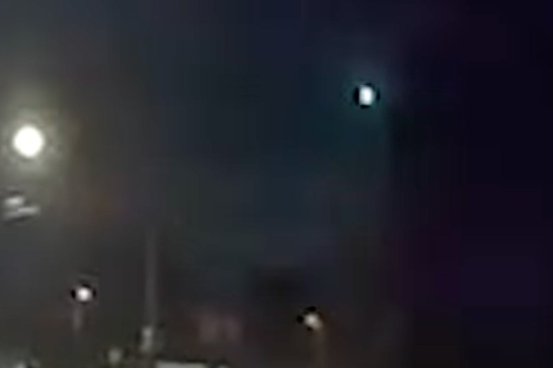 travelers-spot-green-fireball-falling-from-sky-in-eerie-video