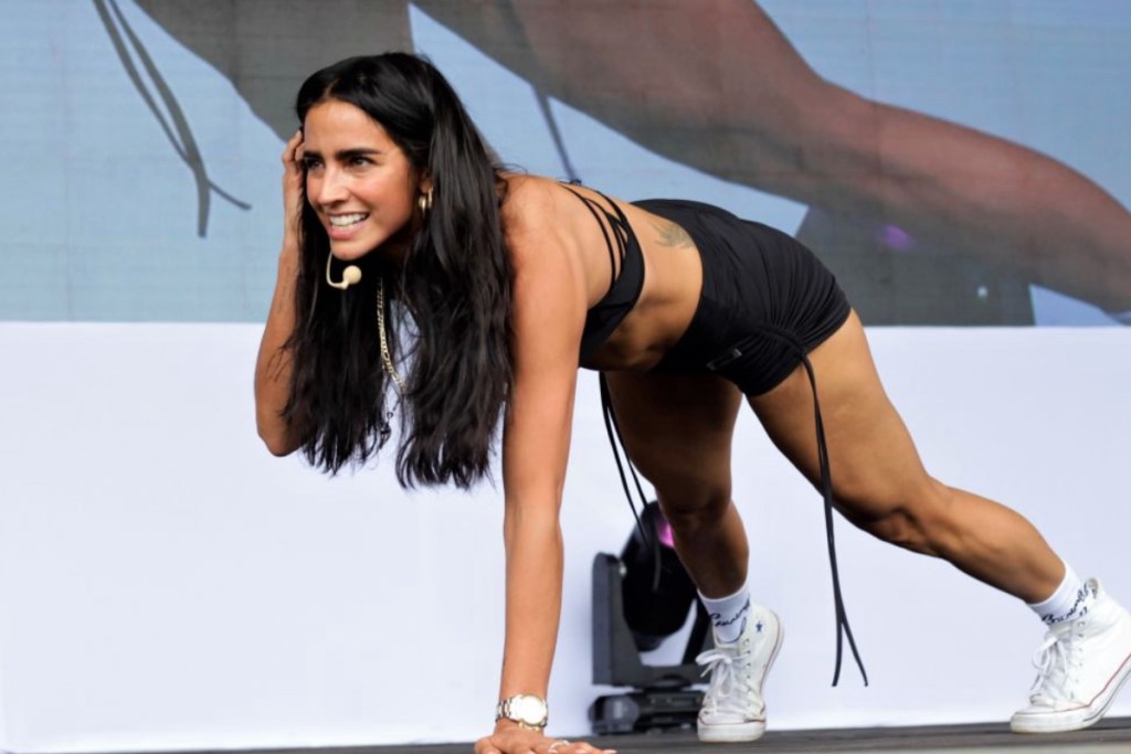 actress-slammed-for-working-out-during-flight-in-airplane-aisle-idiot-push