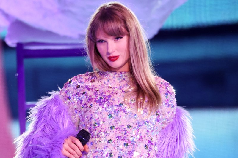 taylor-swift-battles-tech-issues-mid-eras-tour-performance-viral-video