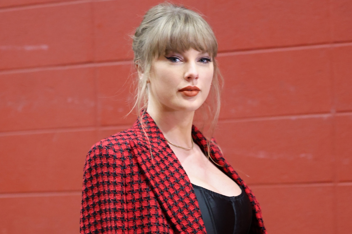 taylor-swift-scolds-security-guard-who-screamed-at-photographers-in-awkward-video