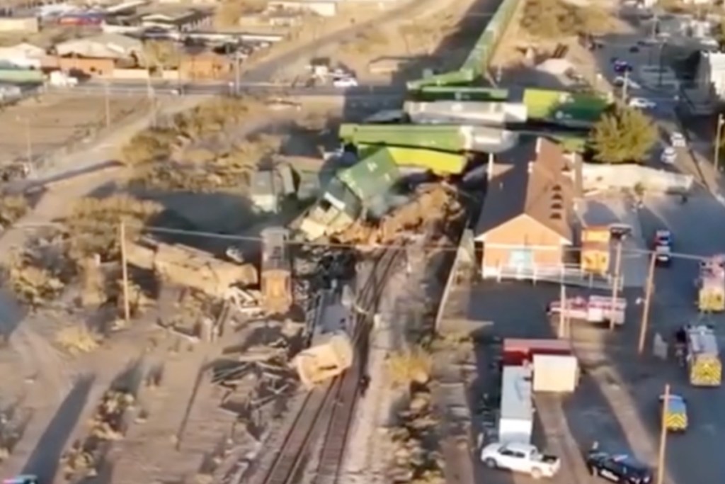 2-dead-3-injured-after-train-derails-and-crashes-into-building-in-texas-air