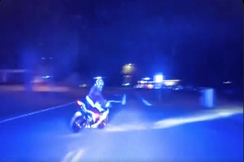 man-dressed-as-santa-claus-attempts-evade-cops-on-a-motorcycle-in-wild-video