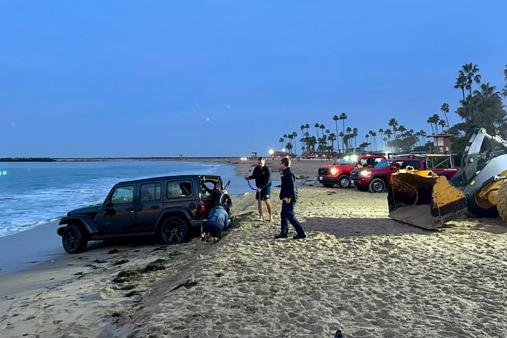 man-rescued-after-his-vehicle-becomes-fully-submerged-on-california-beach1