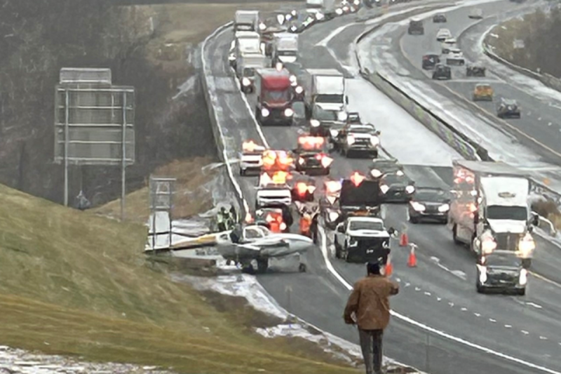 plane-lands-on-thruway-in-new-york-in-shocking-photos