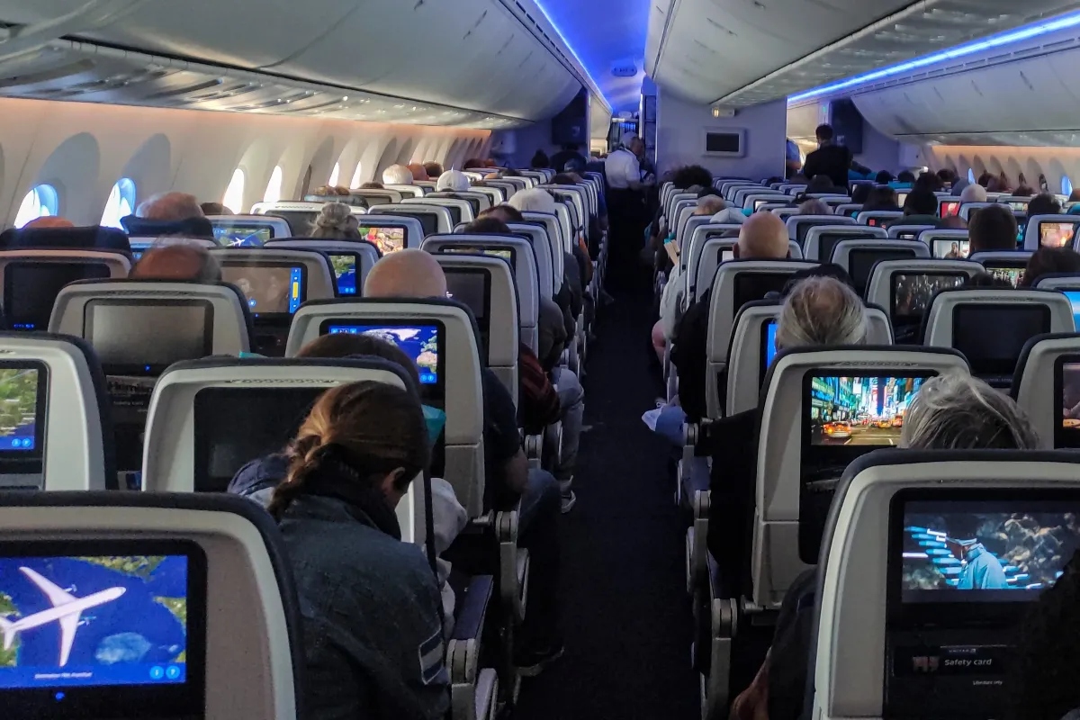 teen-claims-forced-fly-home-strangers-toddler-lap