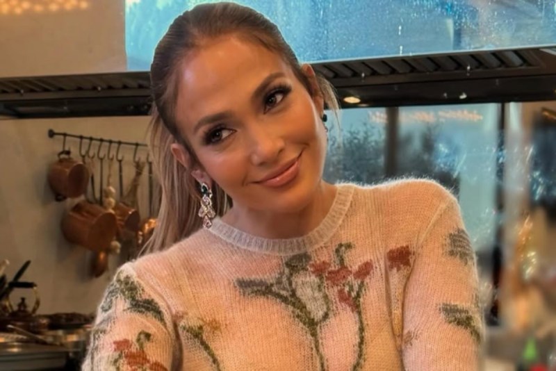 the-internet-roasts-jennifer-lopezs-thanksgiving-post-over-diddy-relationship