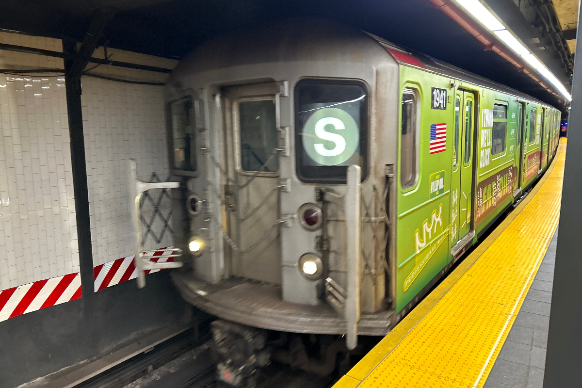 2-men-stab-each-other-during-subway-brawl