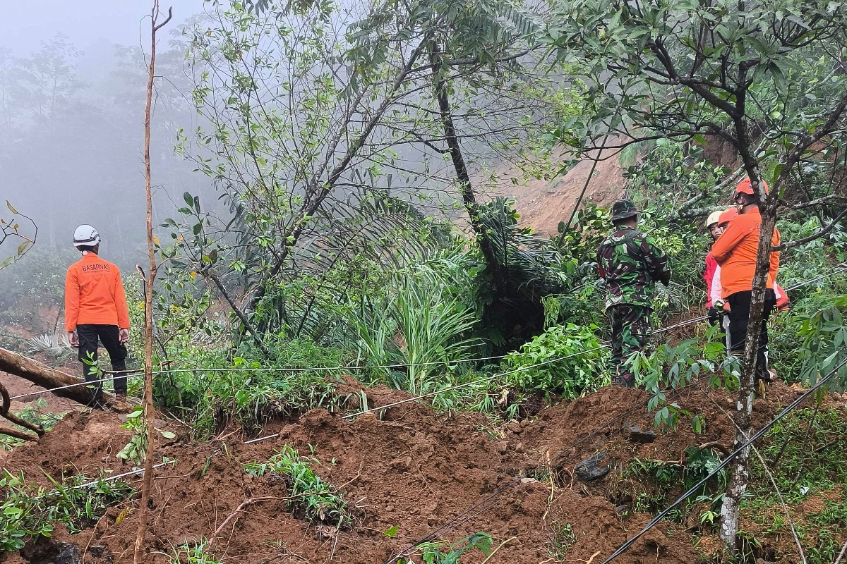 21-dead-flooding-landslides-java