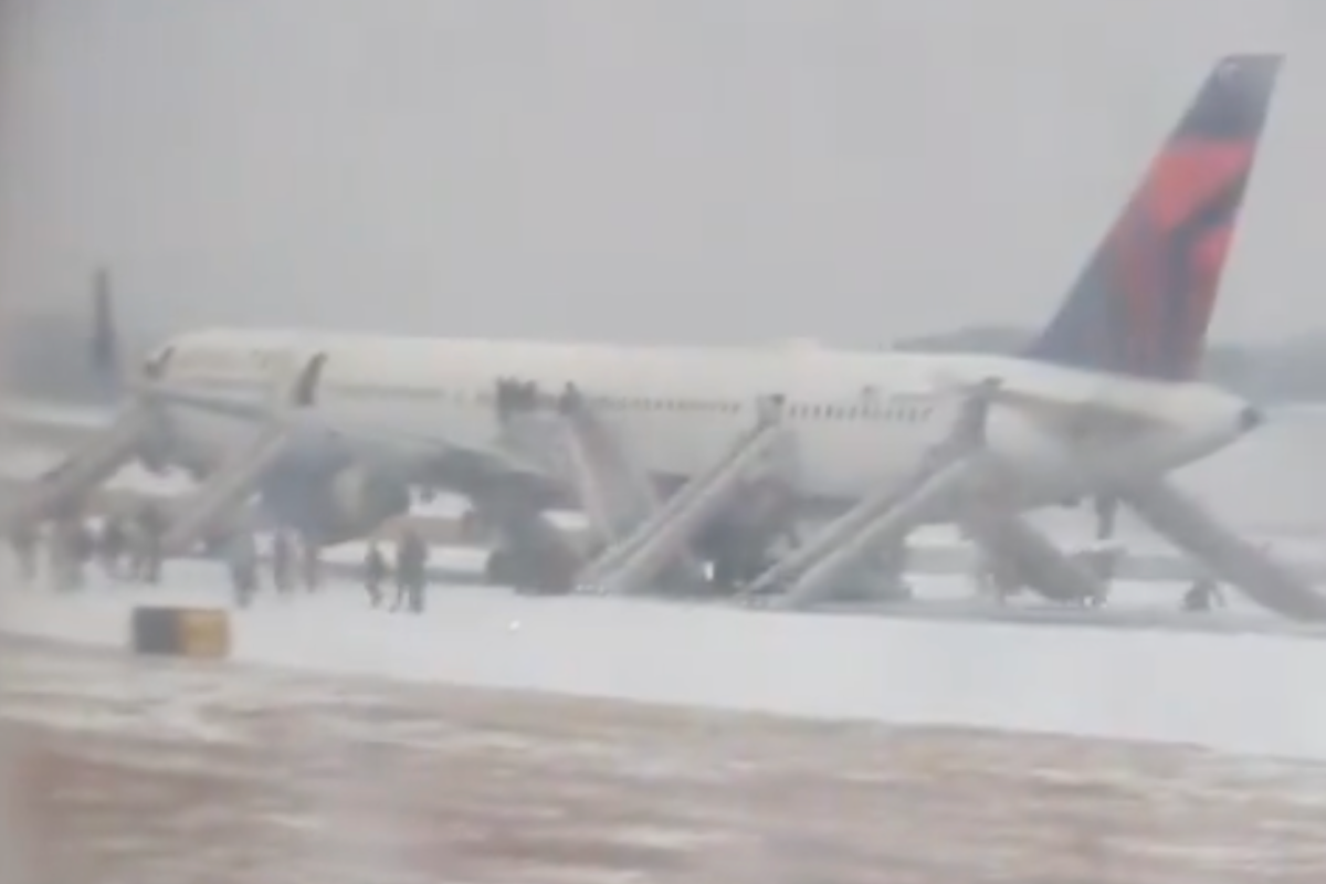4-people-injured-during-planes-emergency-slide-evacuation