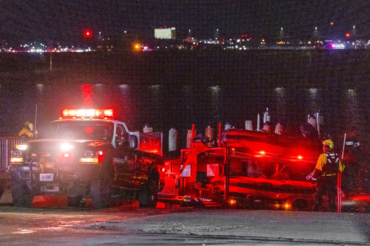 american-airlines-flight-and-blackhawk-helicopter-collide-in-washington-d-c