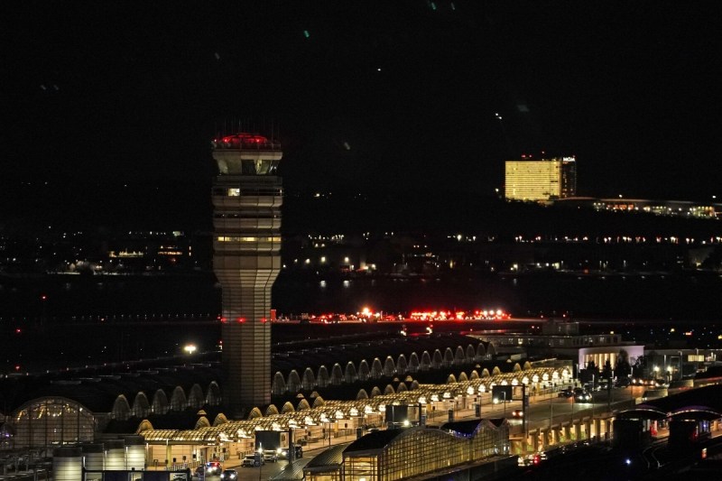 harrowing-reagan-national-airport-footage-shows-massive-response-to-rescue-and-recovery-efforts