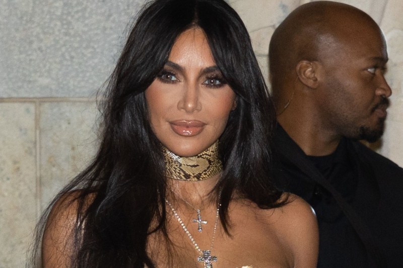 kim-kardashians-poolside-mexico-vacation