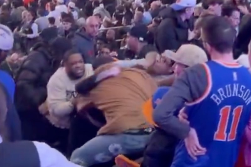 NBA fans fight at Knicks-Raptors game (photo: @maxmonth/X)