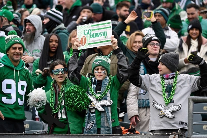 philadelphia-eagles-fan-dies-falling-light-pole