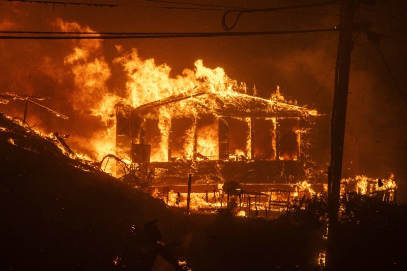 terrifying-video-shows-home-being-engulfed-by-wildfire-flames-with-residents-inside