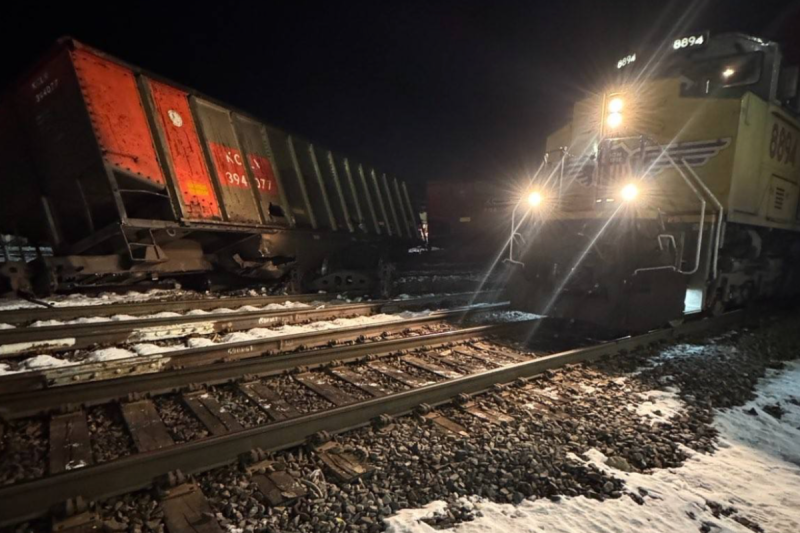 train-derails-in-kansas-sparking-investigation