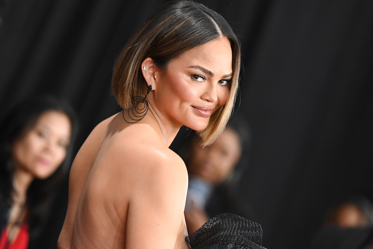 chrissy-teigen-chooses-see-through-dress-for-the-grammy-red-carpet-see-the-photos