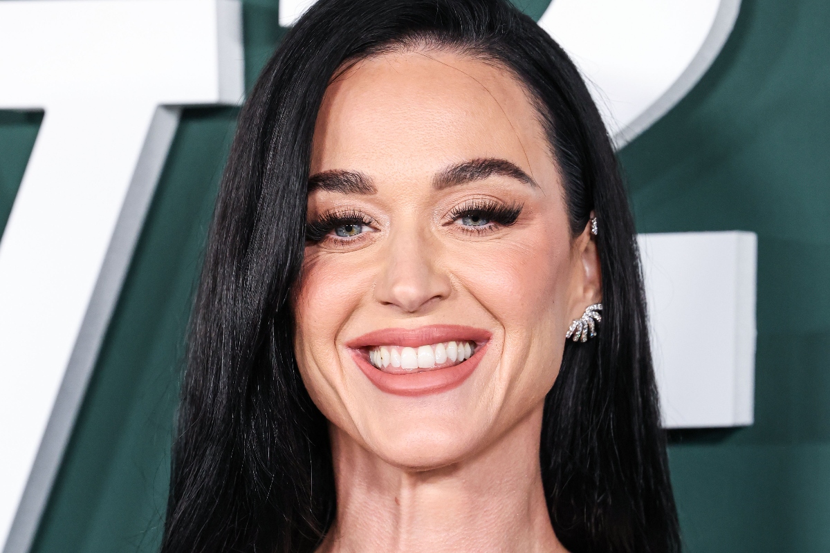 katy-perrys-face-hit-by-electric-sparks-while-signing-autographs-in-wild-video