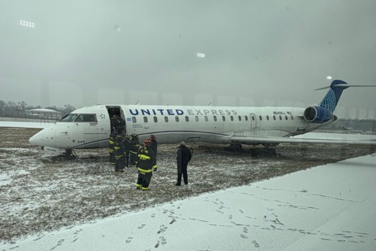 plane-carrying-27-slid-off-taxiway-upon-landing-in-st-louis-airline-says