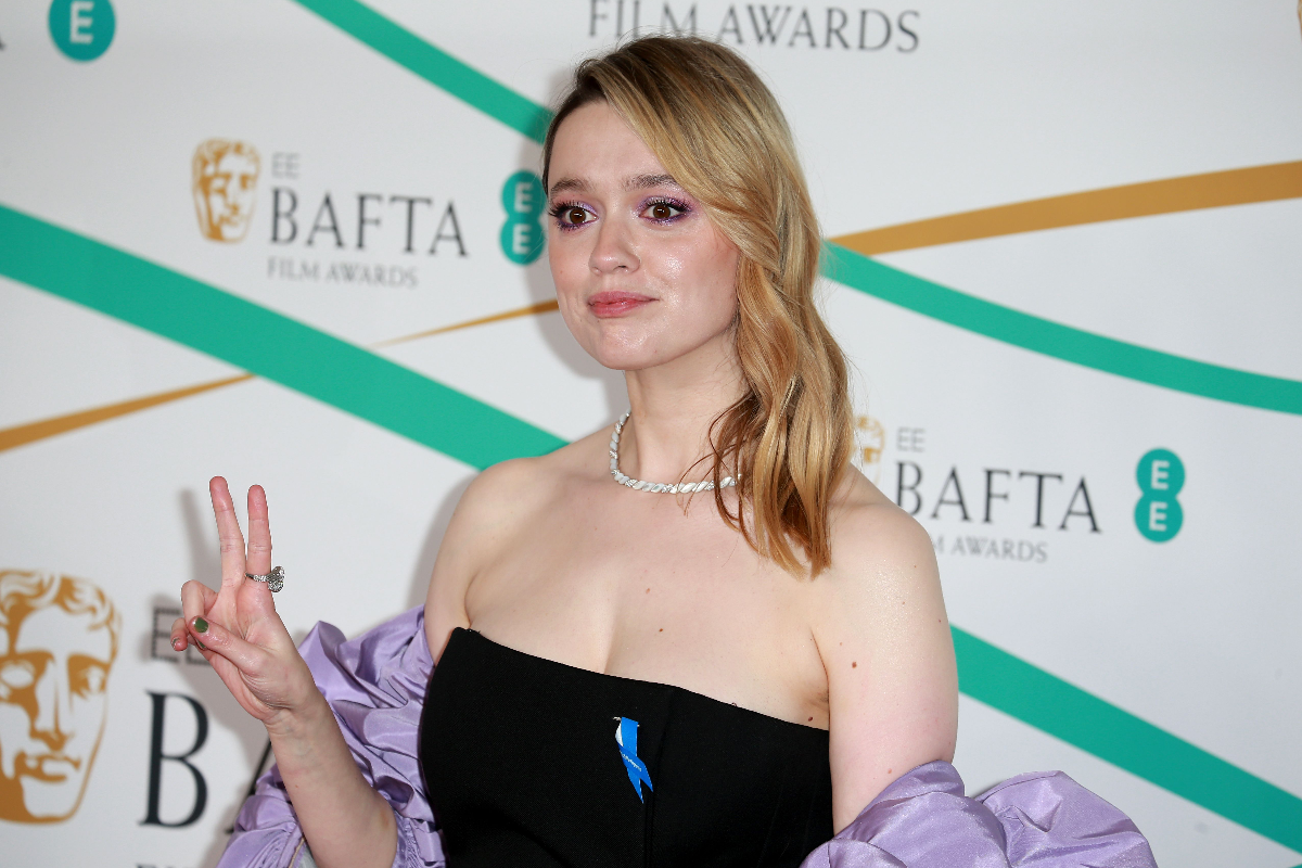 aimee-lou-wood-wows-in-poolside-look-for-the-white-lotus-season-3-episode-6