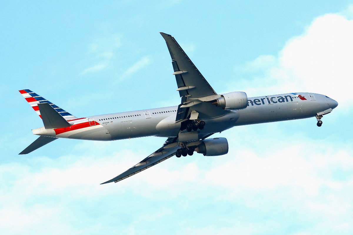 american-airlines-passenger-attacks-crew-claims-battle-with-satans-disciples-in-wild-video