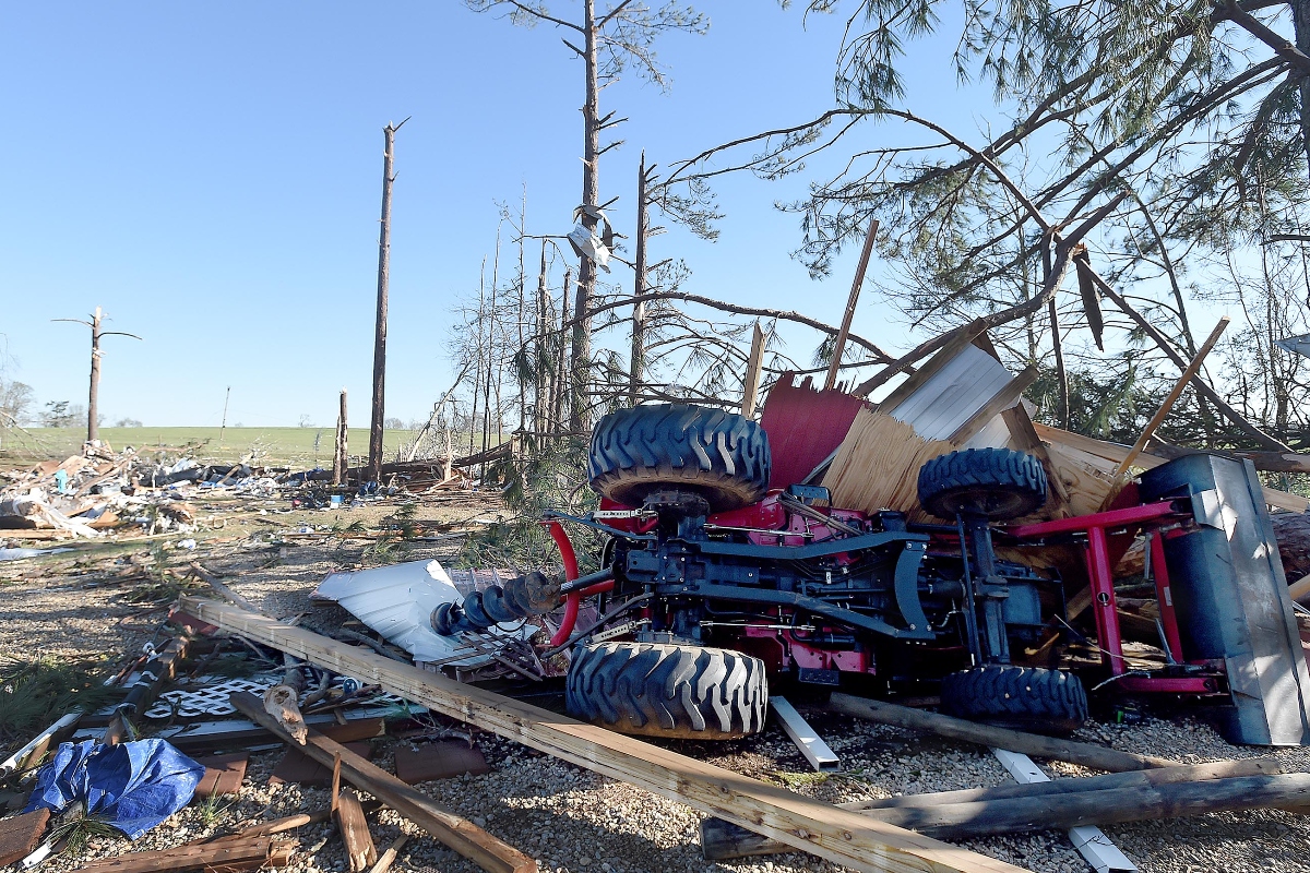 at-least-2-dead-after-tornado-warned-storms-hit-central-us