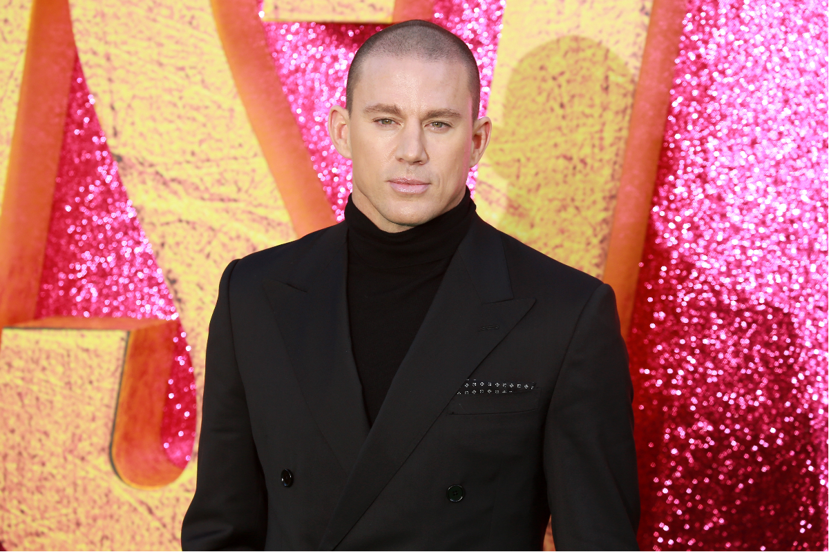 channing-tatum-towels-off-in-poolside-selfie