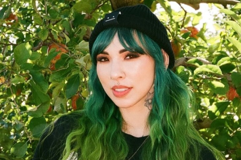 cosplay-model-neptuneexplainsitall-dies-suddenly