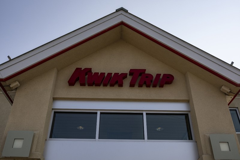 gas-station-customer-stabs-employee-43-times