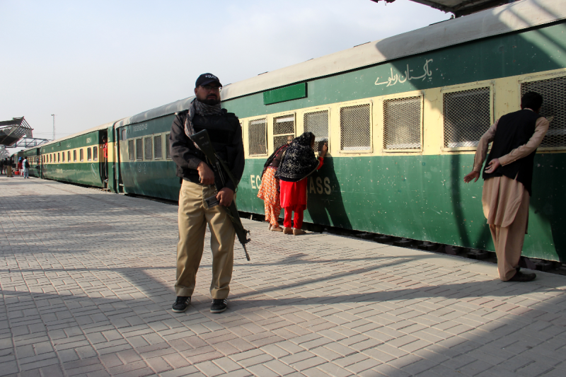 gunmen-hijack-train-with-450-hostages-threaten-mass-execution