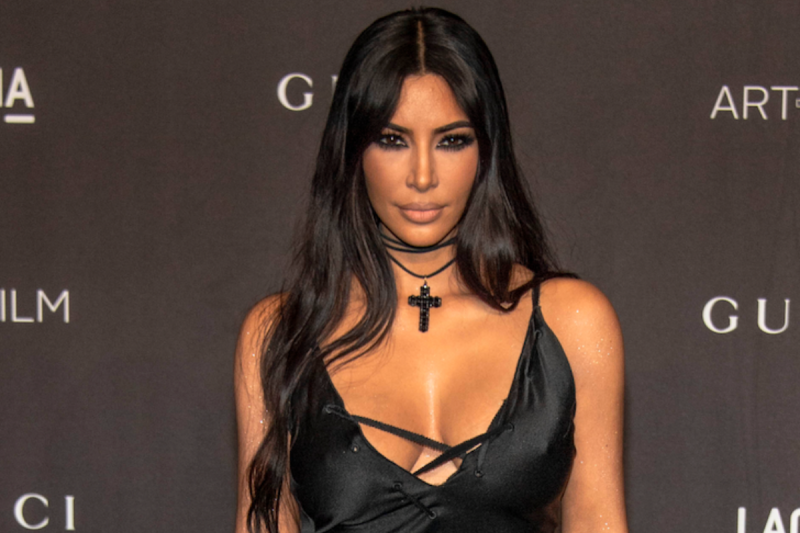 kim-kardashian-flaunts-curves-in-spring-break-mirror-selfie