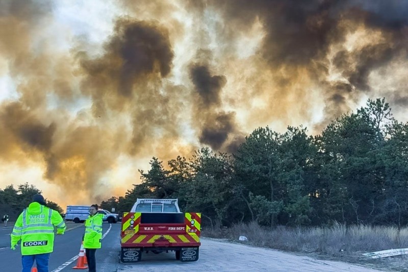 new-york-governor-declares-state-of-emergency-as-wildfires-spread-in-long-island