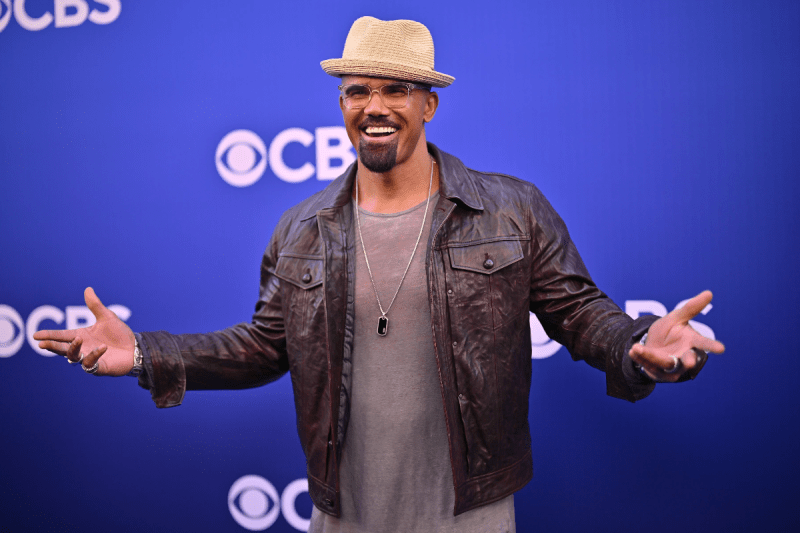 shemar-moore-ditches-his-shirt-for-blessed-photos