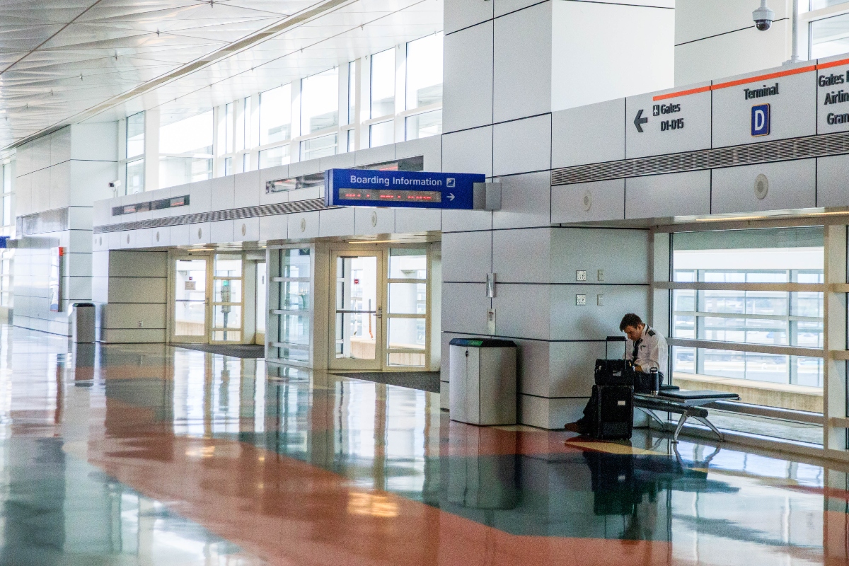 woman-undresses-in-airport-stabs-2-people-during-alleged-manic-episode