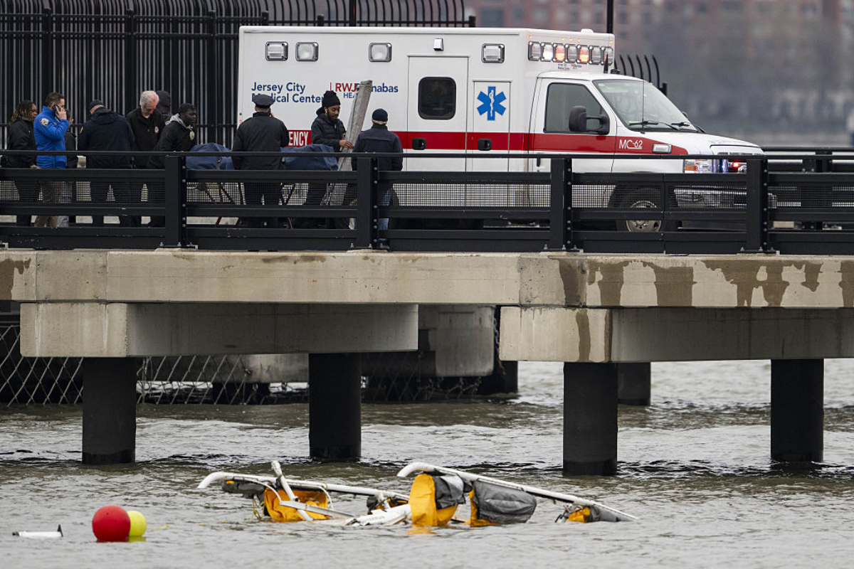 6-dead-after-helicopter-crashes-into-hudson-river