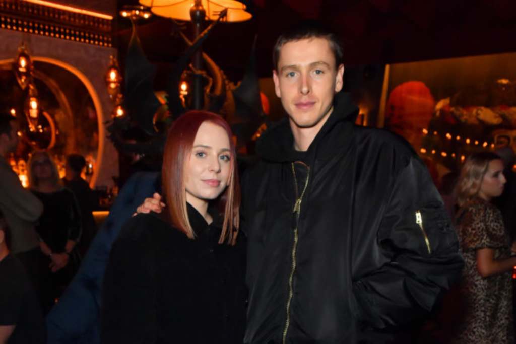 award-winning-actor-reportedly-gets-engaged-to-singer-congrats-to-harris-dickinson-and-rose-gray