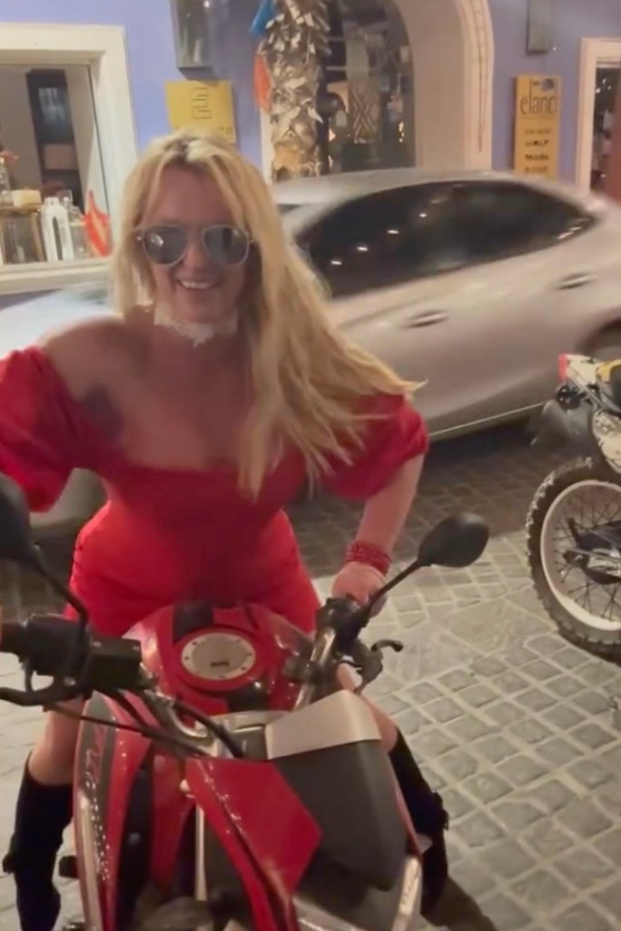 britney-spears-serves-abs-and-dance-moves-in-bold-new-kitchen-video