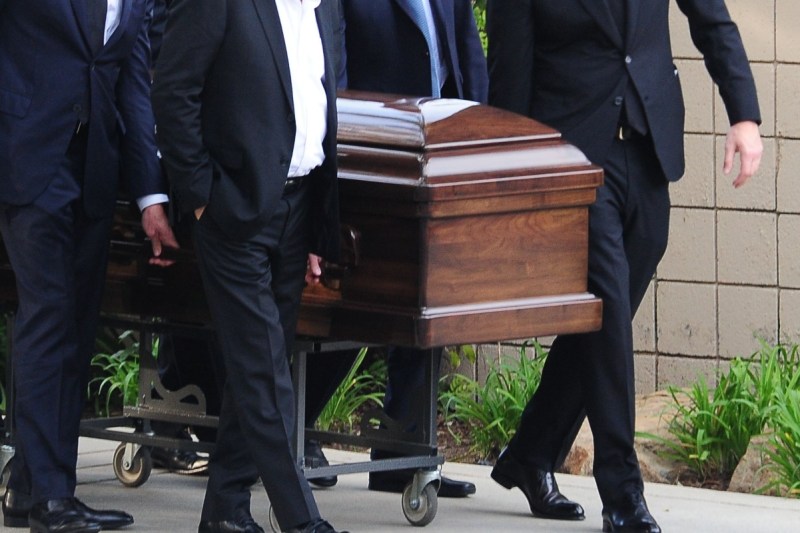 funeral-disaster-pallbearers-fall-into-grave-after-platform-collapses
