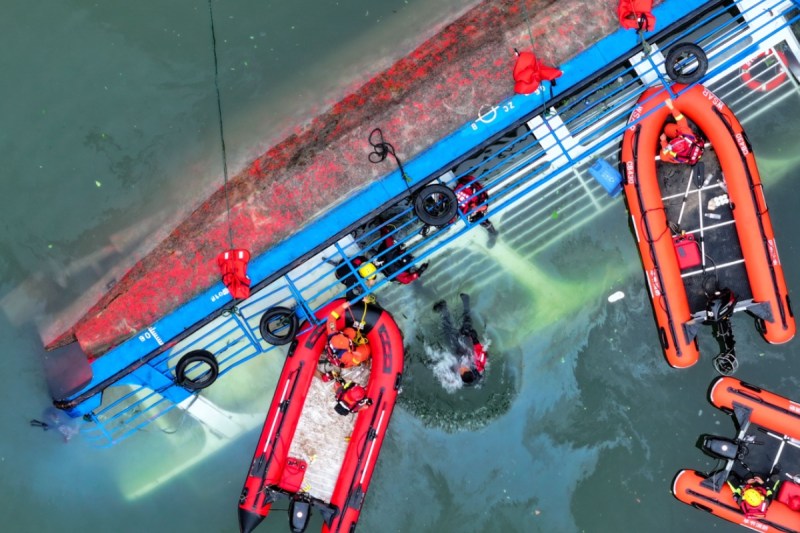 10-dead-after-tourist-boats-capsize-in-storm