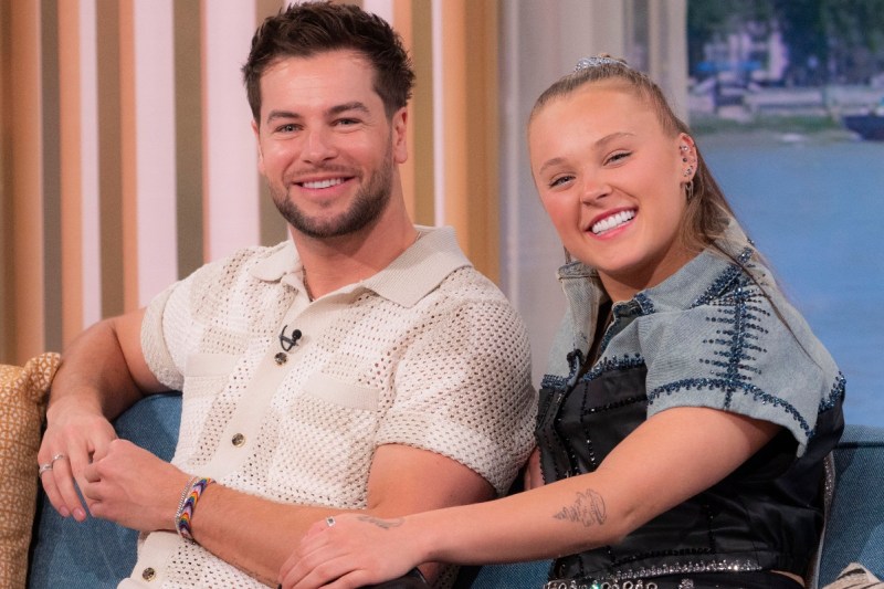 celebrity-big-brother-uk-alums-jojo-siwa-and-chris-hughes-fuel-dating-rumors-with-birthday-trip-phot