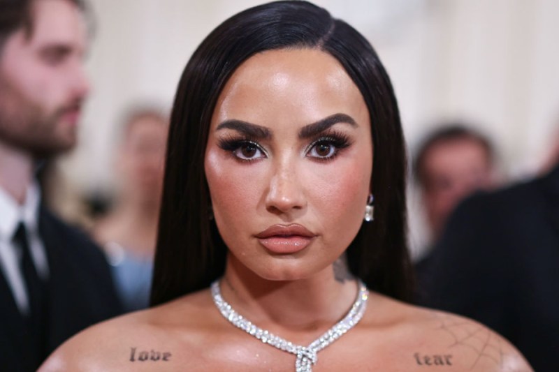 demi-lovato-stuns-in-poolside-photos