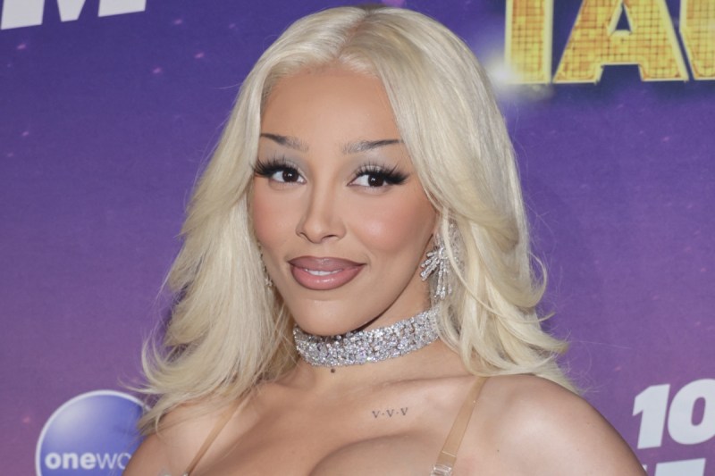 doja-cat-suffers-issue-after-undergoing-plastic-surgery