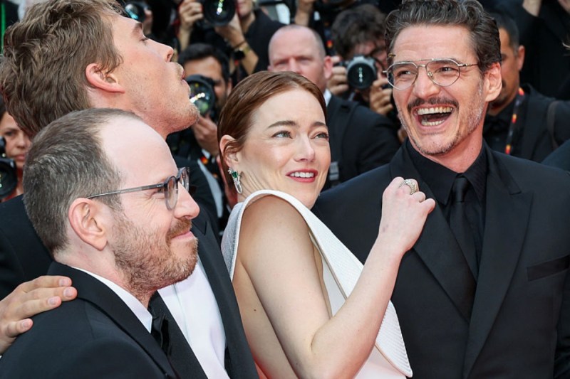emma-stone-faces-bee-attack-on-cannes-red-carpet-in-buzzworthy-moment