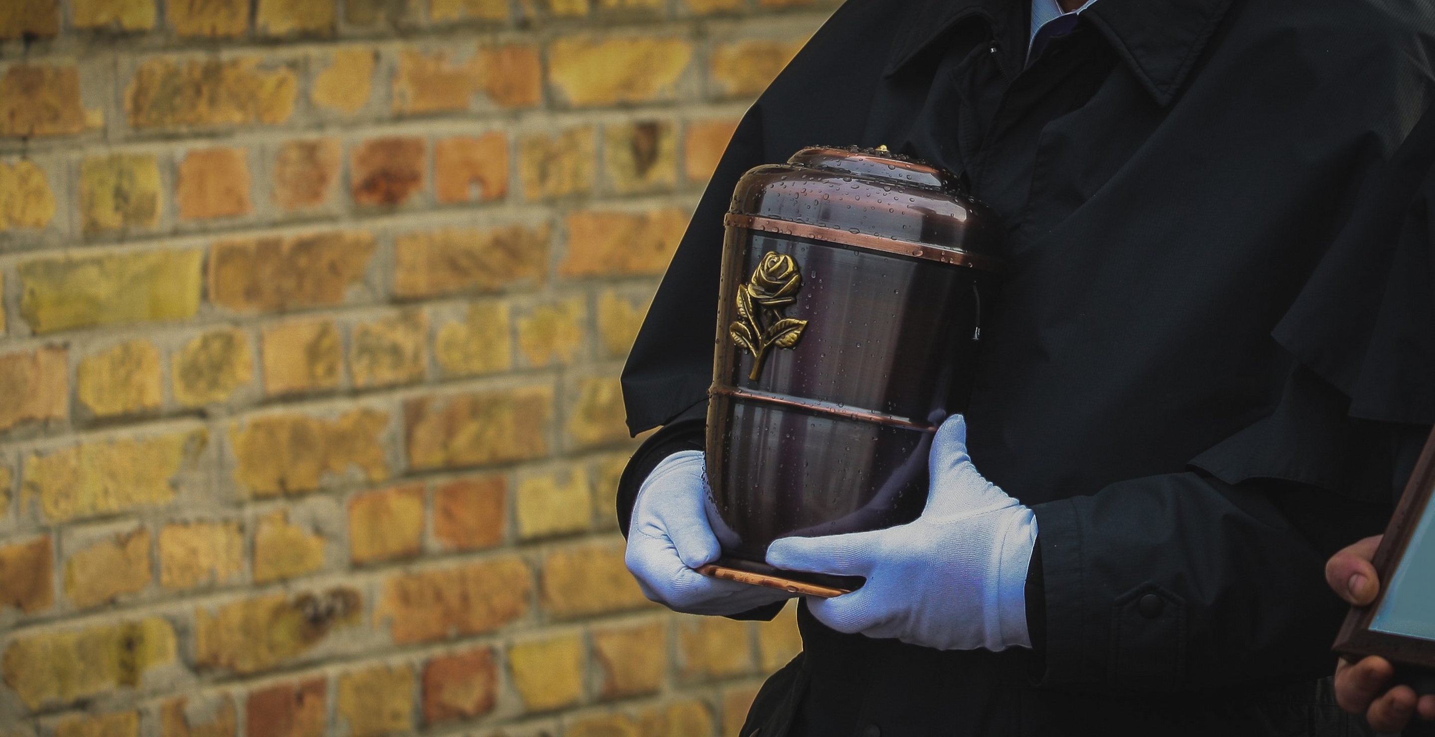 Funeral Director Uses Fake Ashes to Defraud Customers Out of Six-Figure Sum