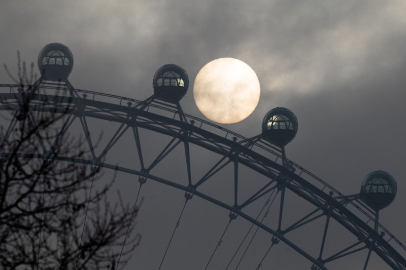 iconic-amusement-ride-breaks-down-stranding-passengers-on-hottest-day-of-year