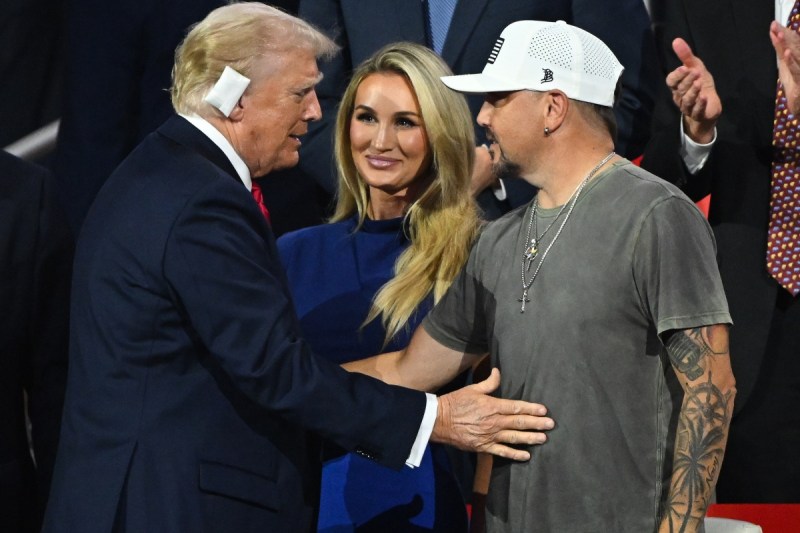 jason-aldean-says-president-trump-is-not-a-big-texter