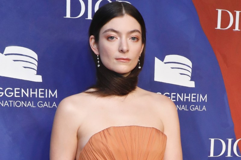lorde-admits-to-undergoing-psychedelic-therapy